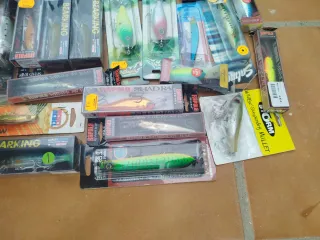 señuelos de pesca variados