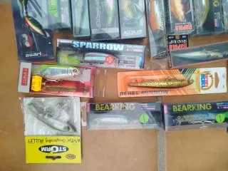 señuelos de pesca variados