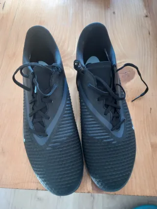 Zapatillas de fútbol Nike negras y azules