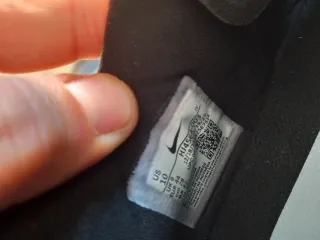 Zapatillas de fútbol Nike negras y azules