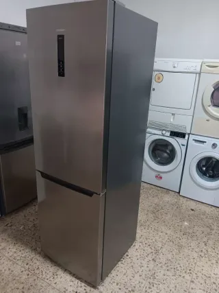 Nevera combi plateada inoxidable