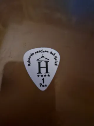 Púa Extremoduro Robando Perchas del Hotel