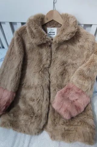 Abrigo Zara niña pelo beige