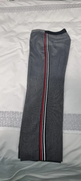 Pantalón Zara gris con rayas rojas