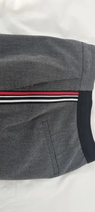 Pantalón Zara gris con rayas rojas