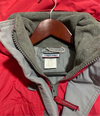 Chaqueta chubasquero hombre roja