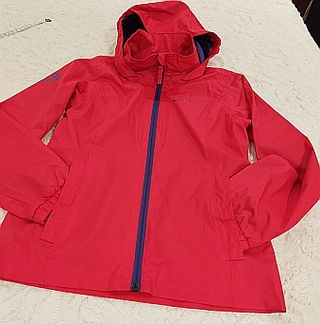 Chaqueta de montaña y nieve roja