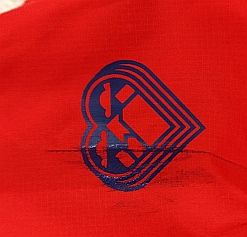 Chaqueta de montaña y nieve roja