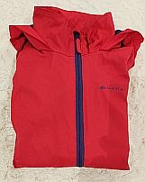 Chaqueta de montaña y nieve roja