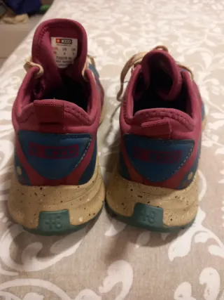 Zapatillas de montaña rosas y azules