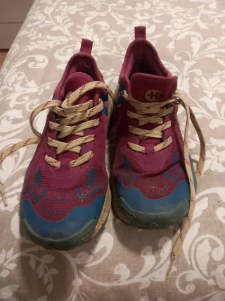 Zapatillas de montaña rosas y azules