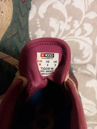 Zapatillas de montaña rosas y azules