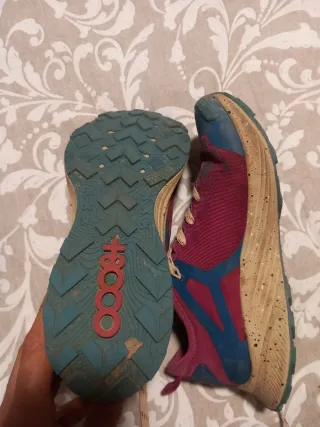 Zapatillas de montaña rosas y azules