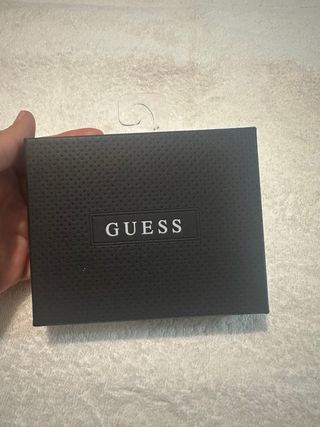 Cartera Guess Negra con Detalles Rojos