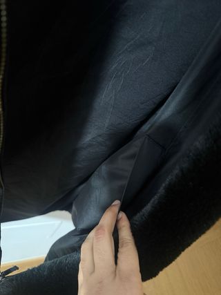 Abrigo de pelo negro con capucha