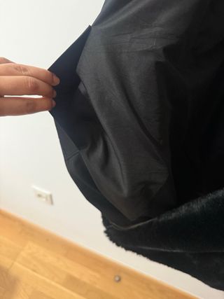 Abrigo de pelo negro con capucha