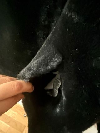 Abrigo de pelo negro con capucha