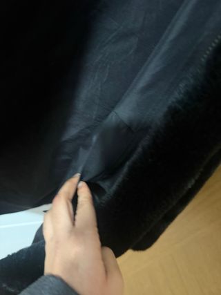 Abrigo de pelo negro con capucha