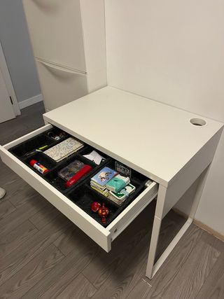 Escritorio blanco pequeño con cajón