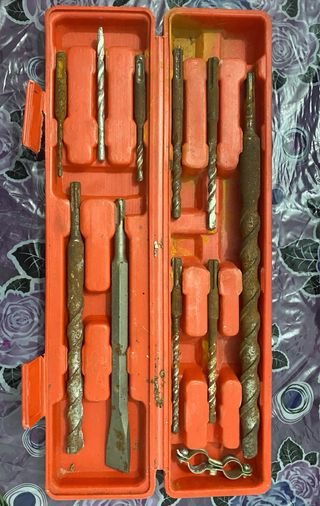 Taladro eléctrico con brocas