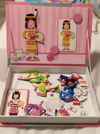 Libro de Imanes Janod Muñeca y Ropa