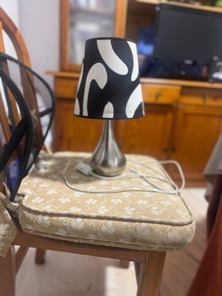 Lámpara de mesa diseño blanco y negro