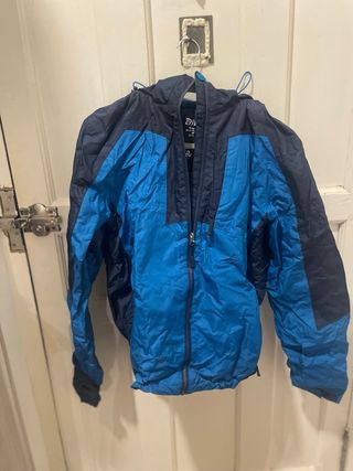 Chaqueta de invierno azul y negra hombre