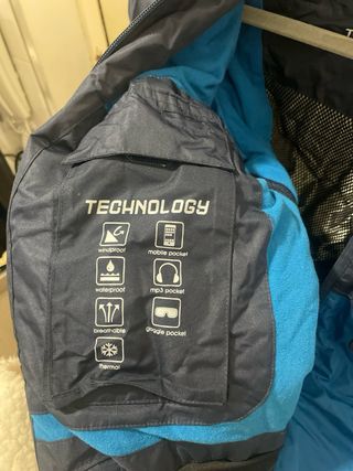 Chaqueta de invierno azul y negra hombre