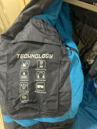 Chaqueta de invierno azul y negra hombre