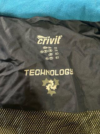 Chaqueta de invierno azul y negra hombre