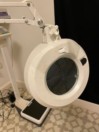 Lámpara de pie con lupa