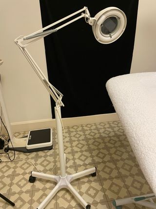 Lámpara de pie con lupa