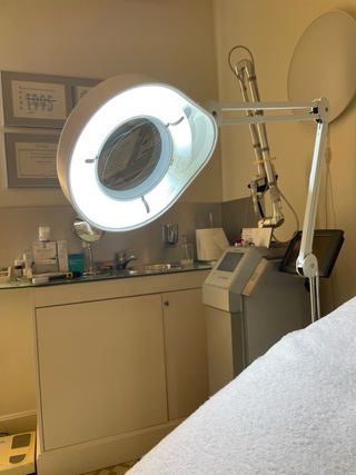 Lámpara de pie con lupa