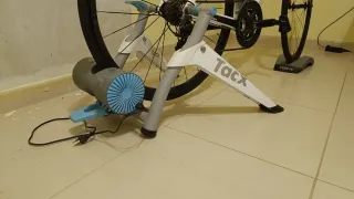 Bicicleta Orbea con rodillo y bomba