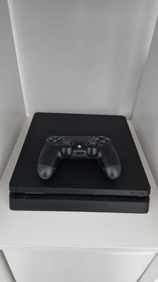 PS4 (PlayStation 4) Negra con Mando