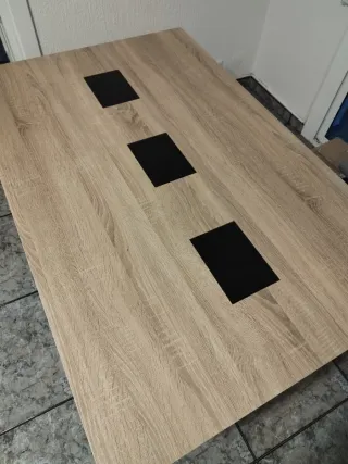 Mesa de comedor de madera y cristal