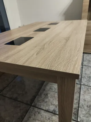 Mesa de comedor de madera y cristal
