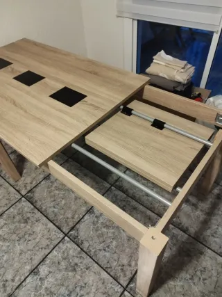 Mesa de comedor de madera y cristal