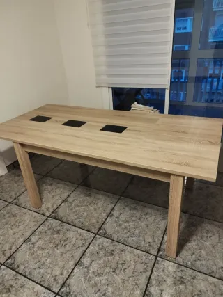 Mesa de comedor de madera y cristal