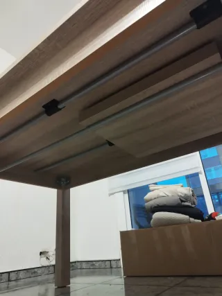 Mesa de comedor de madera y cristal