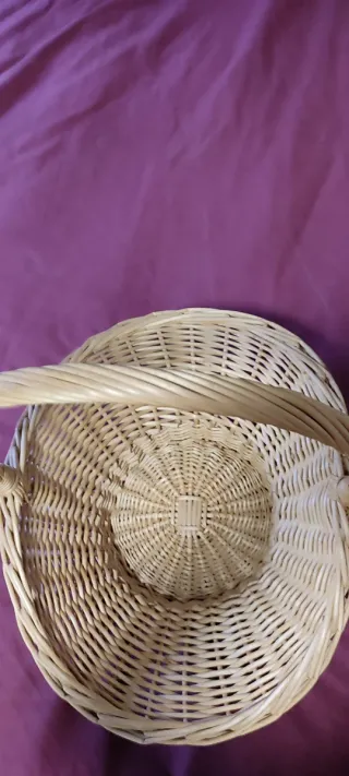 Cesta de mimbre artesanal