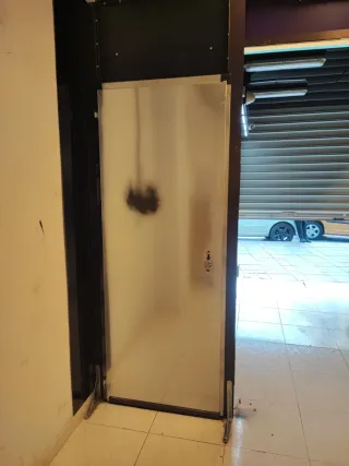 Puerta negra con marco, cerradura, pomo y anclaje