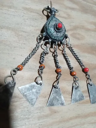 Colgante tribal con cuentas rojas y plateadas