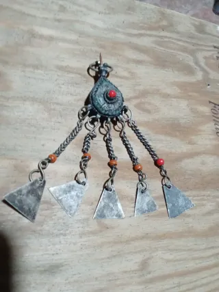 Colgante tribal con cuentas rojas y plateadas