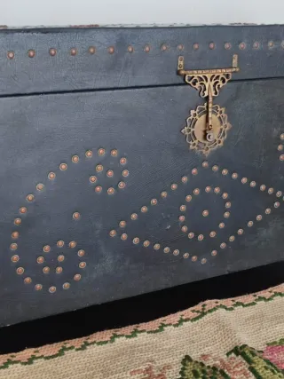 Arca Vintage Preta com Detalhes Metálicos