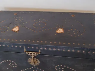 Arca Vintage Preta com Detalhes Metálicos