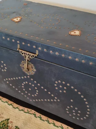 Arca Vintage Preta com Detalhes Metálicos