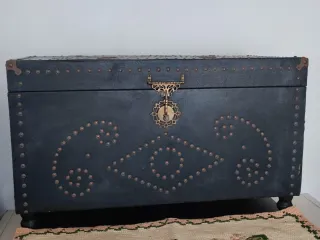 Arca Vintage Preta com Detalhes Metálicos