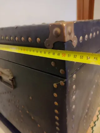 Arca Vintage Preta com Detalhes Metálicos