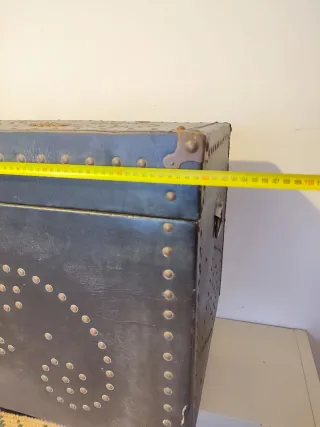 Arca Vintage Preta com Detalhes Metálicos